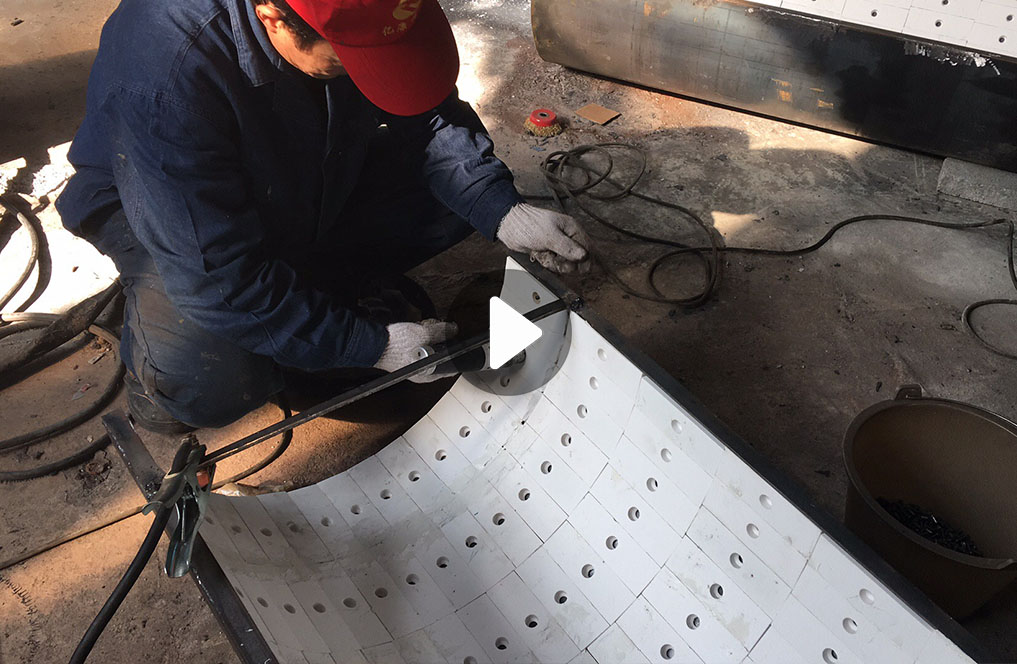 螺柱安装氧化铝陶瓷耐磨衬板工程视频